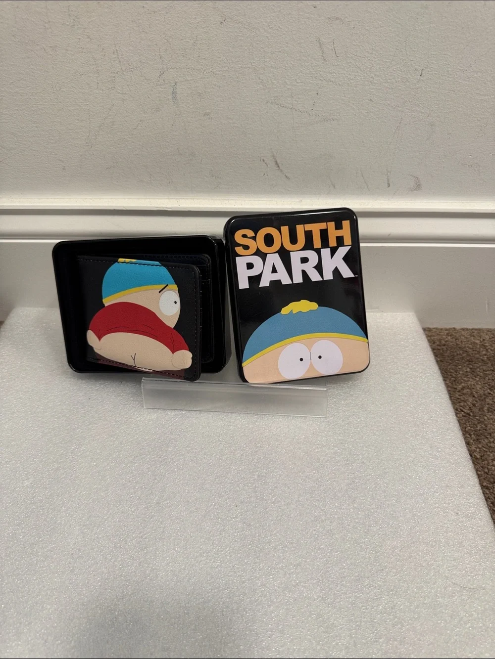 South Park cartman bifold men’s wallet in collectible tin NIP buckle down